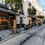 Oak & Sandstone Studio - Space Maison Apartments