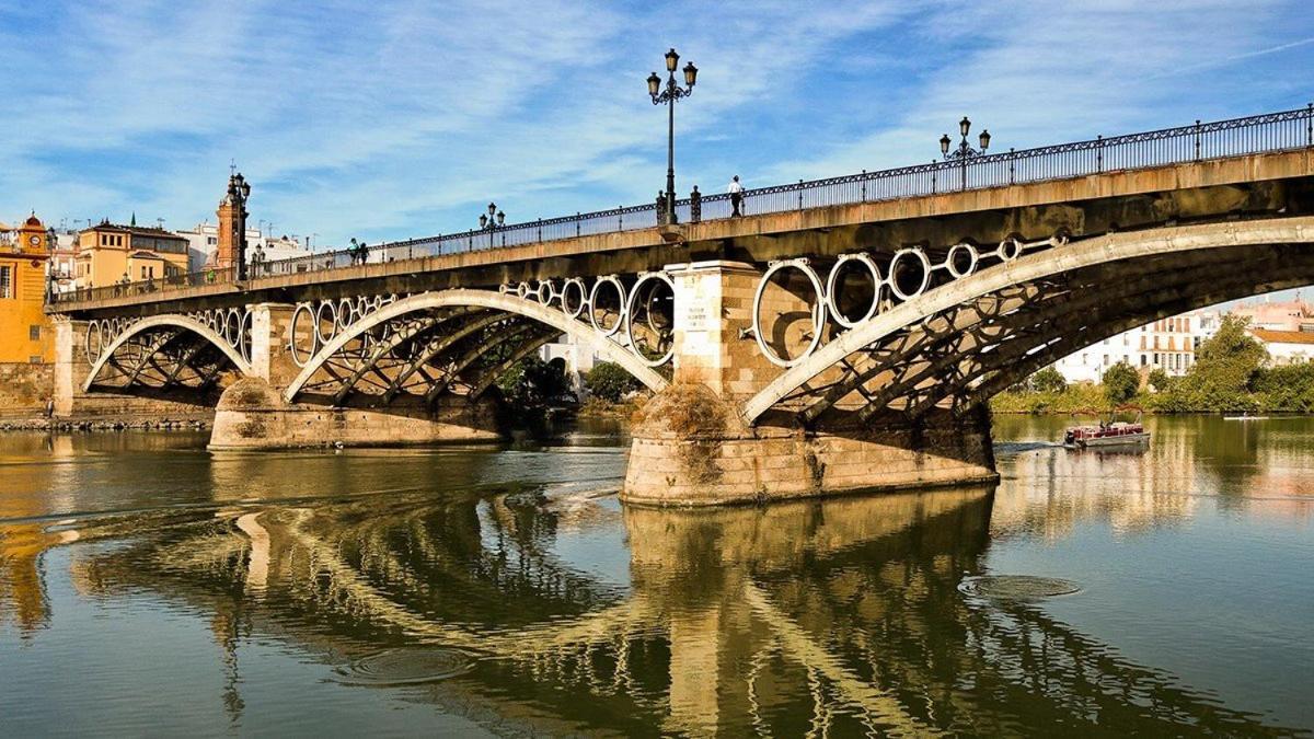 En La Mejor Zona De Triana, Junto Al Puente Apartamento *