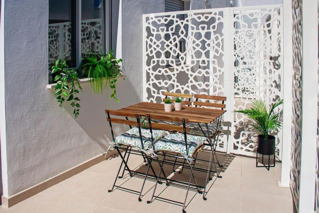 Live Like A Local In Contemporary Duplex Apartamento *