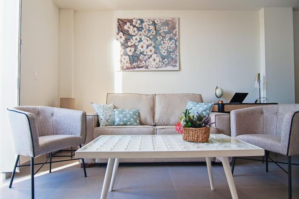 Live Like A Local In Contemporary Duplex Apartamento
