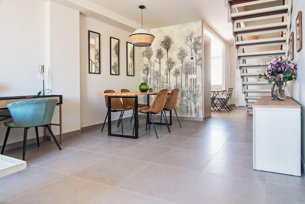 Live Like A Local In Contemporary Duplex Apartamento