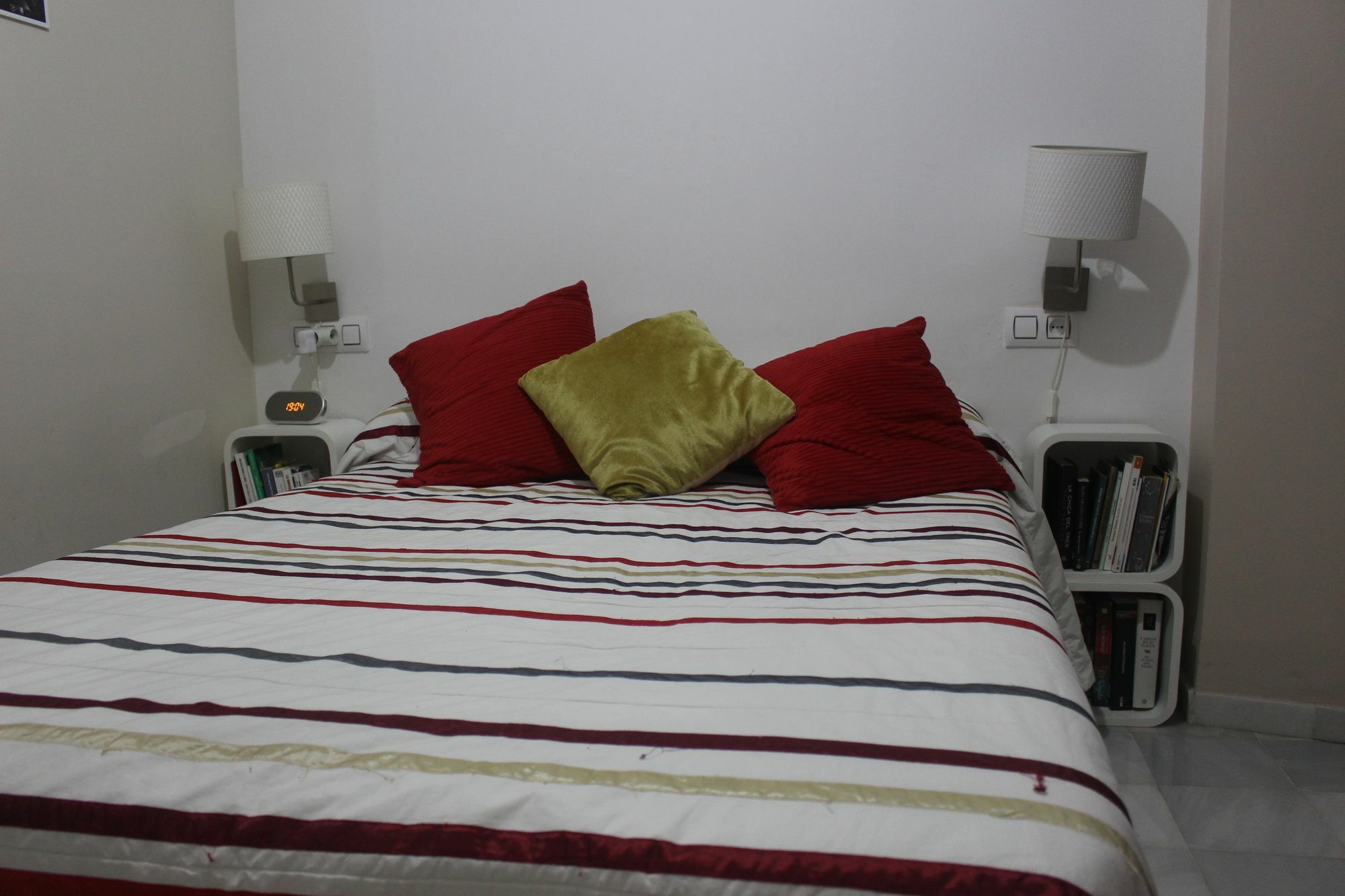 Deluxe Santa Cruz Seville
