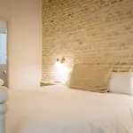Fantastico apartamento recien renovado con piscina en la azotea, dos dormitorios y aparcamiento gratuito en la calle.