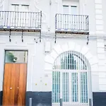 Fantastico apartamento recien renovado con piscina en la azotea, dos dormitorios y aparcamiento gratuito en la calle.
