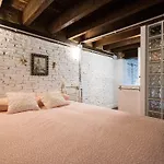 Airbhouse Private Rooms & Apartments