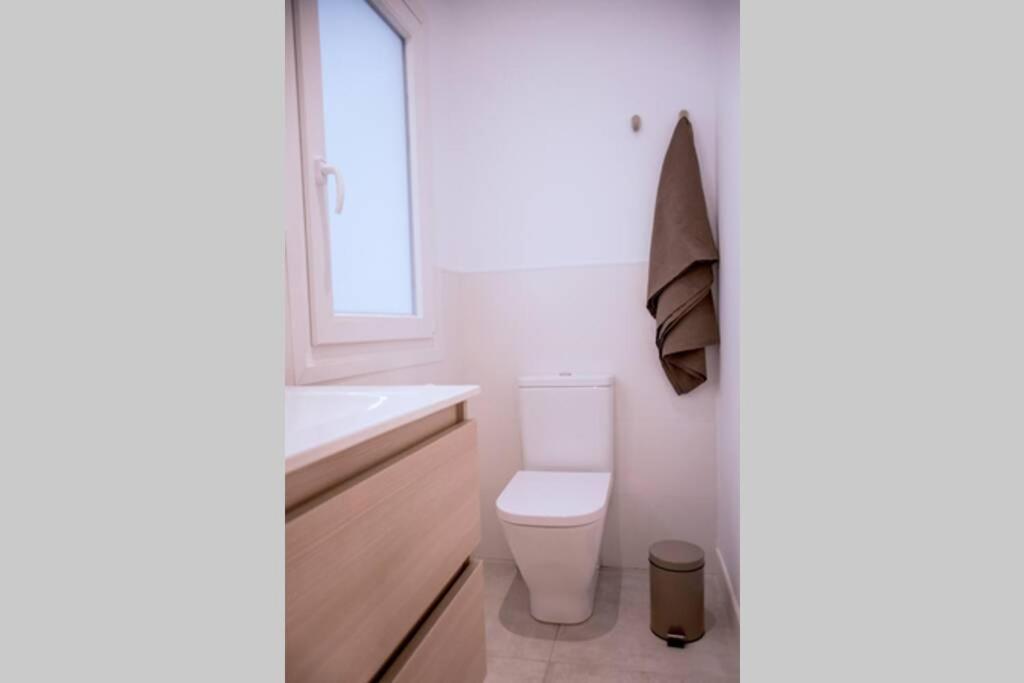 Apartamento Fantastico Recien Renovado Con Piscina En La Azotea, Dos Y Aparcamiento Gratuito En La Calle.
