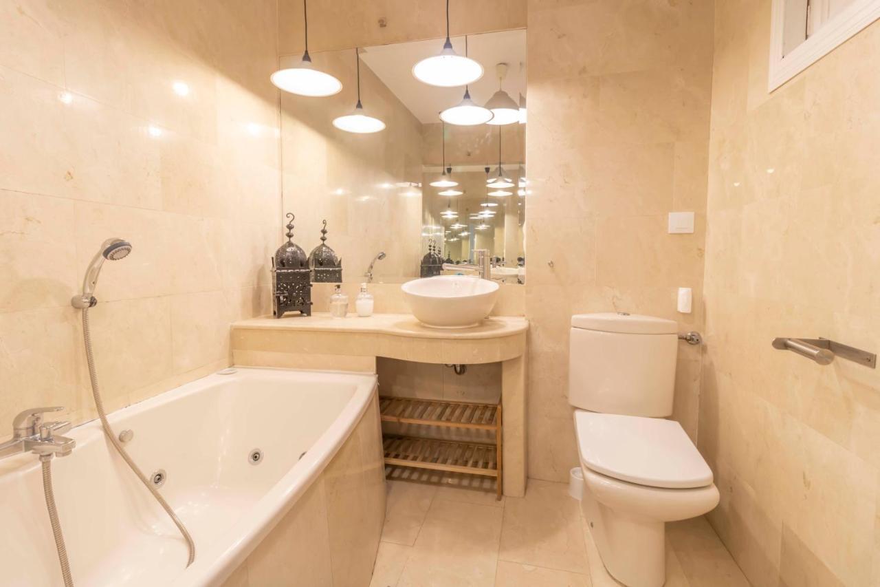 House -rooftop&jacuzzi -stayinseville Villa *