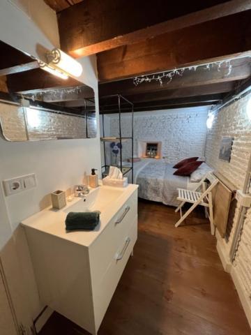 Airbhouse Private & *