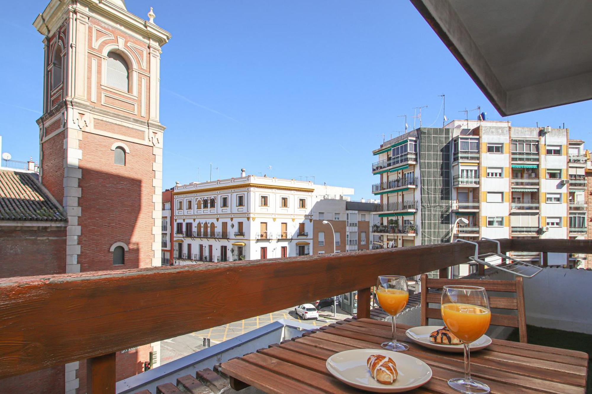 Fabulous With Great Views - 15m Giralda Apartment
