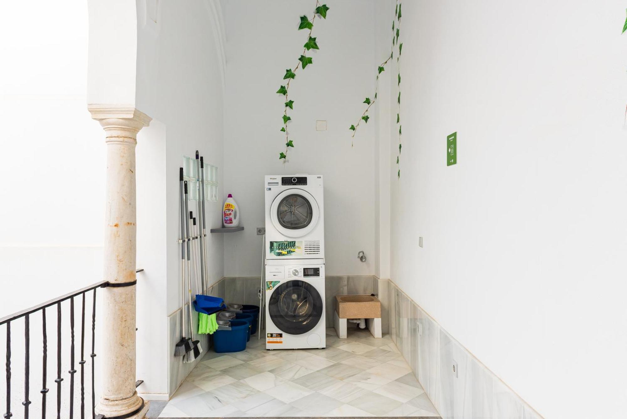Ivy House Apartment *