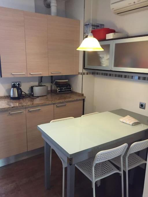 Amplio Piso En Nervion, Excelente Zona De La Ciudad. Apartamento *