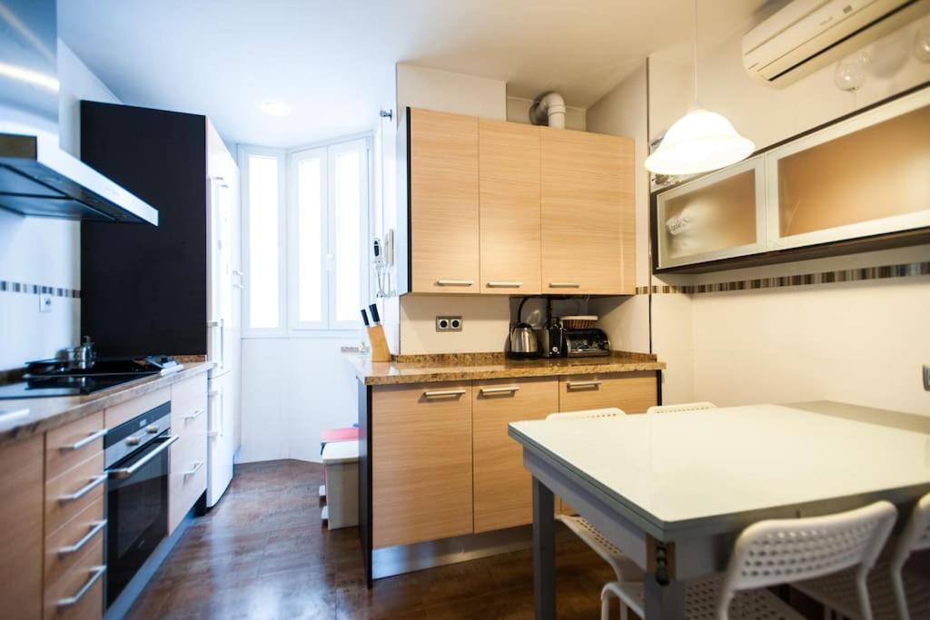 Amplio Piso En Nervion, Excelente Zona De La Ciudad. Apartamento *