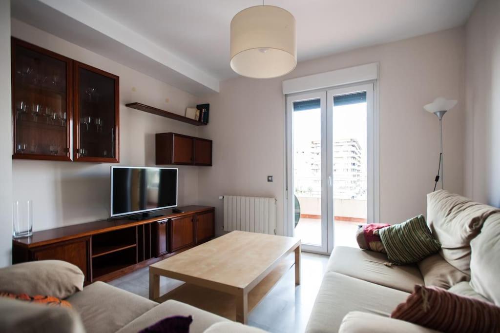 Amplio Piso En Nervion, Excelente Zona De La Ciudad. Apartamento