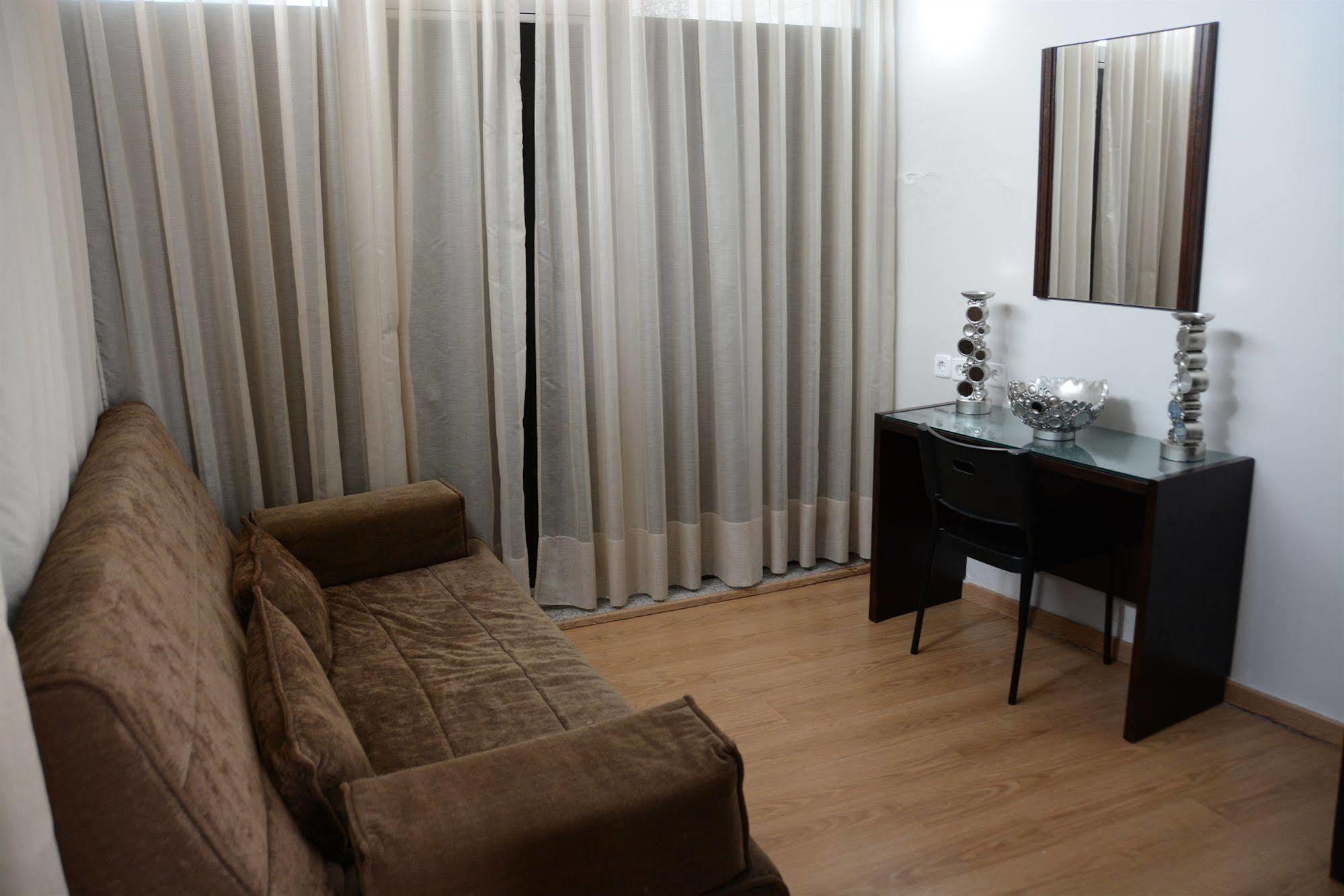 Hotel Y Doña Lola 2*