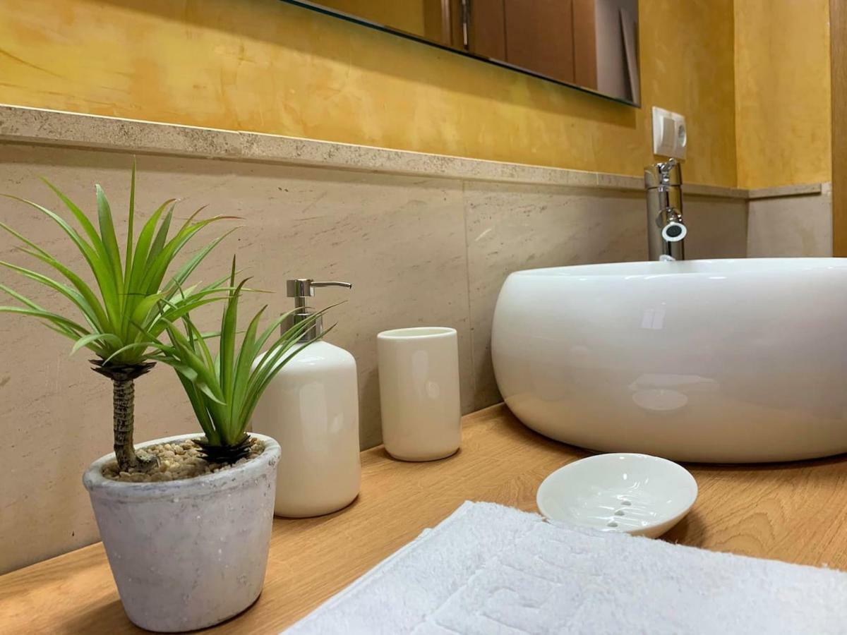 Luz Y Tranquilidad En El Casco Histórico - Parking Gratis Apartamento Sevilla
