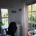 Bright Modern Residencial Home - Single Room With Shared Bathroom Near Airport