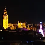 La Campana, con un balcón que te enamorará del ambiente de Sevilla