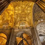 Premium Al Lado De La Giralda