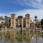 Bright apartment facing the river, Plaza España