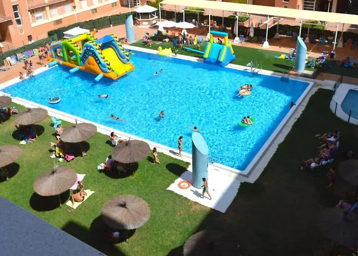 Junto a FIBES, amplio, luminoso, con piscina y parking