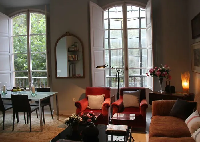 Luxurious 2 Bedroom Flat In A Historic Building