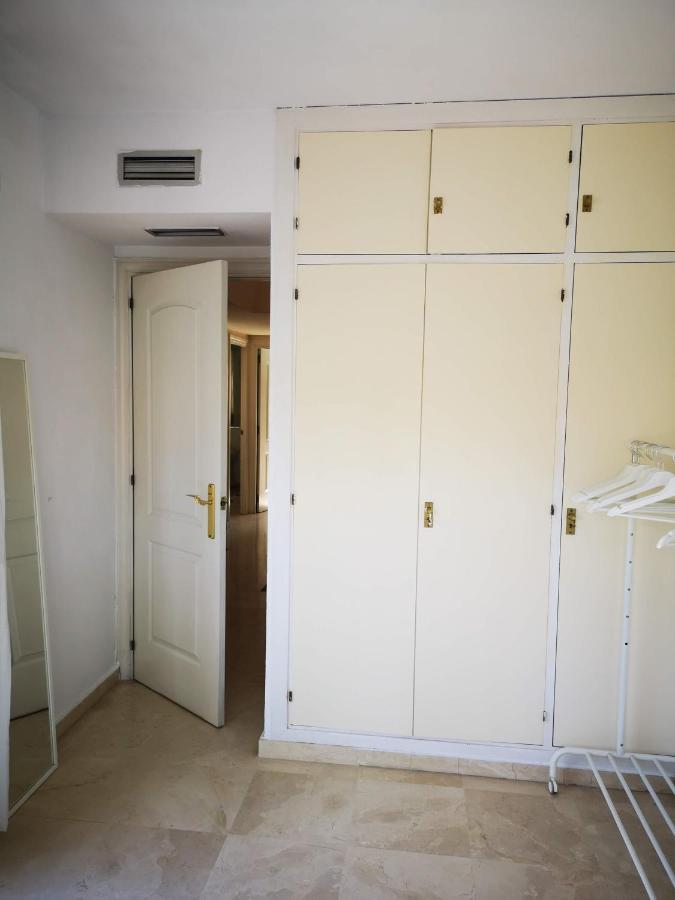 Homestay Bright Modern Residencial - Single With Shared Bathroom Near Airport Seville