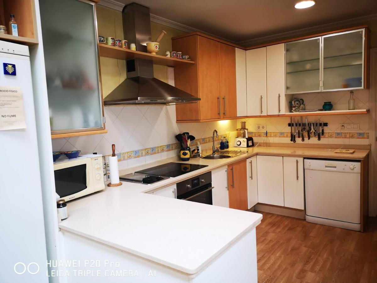 Homestay Bright Modern Residencial - Single With Shared Bathroom Near Airport Seville