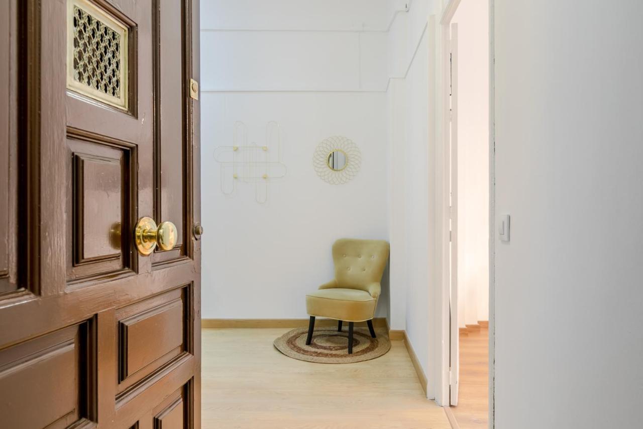 Avanti La Campana, Con Un Balcon Que Te Enamorara Del Ambiente De Seville