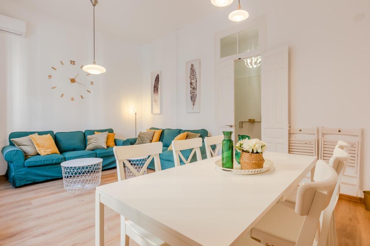 Apartamento La Campana, Con Un Balcón Que Te Enamorará Del Ambiente De *