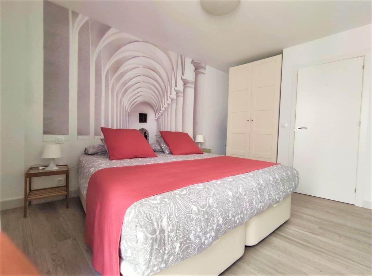 Premium Al Lado De La Giralda *