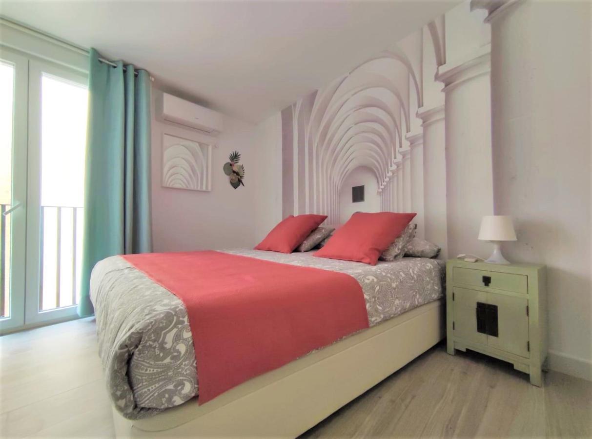Premium Al Lado De La Giralda Seville