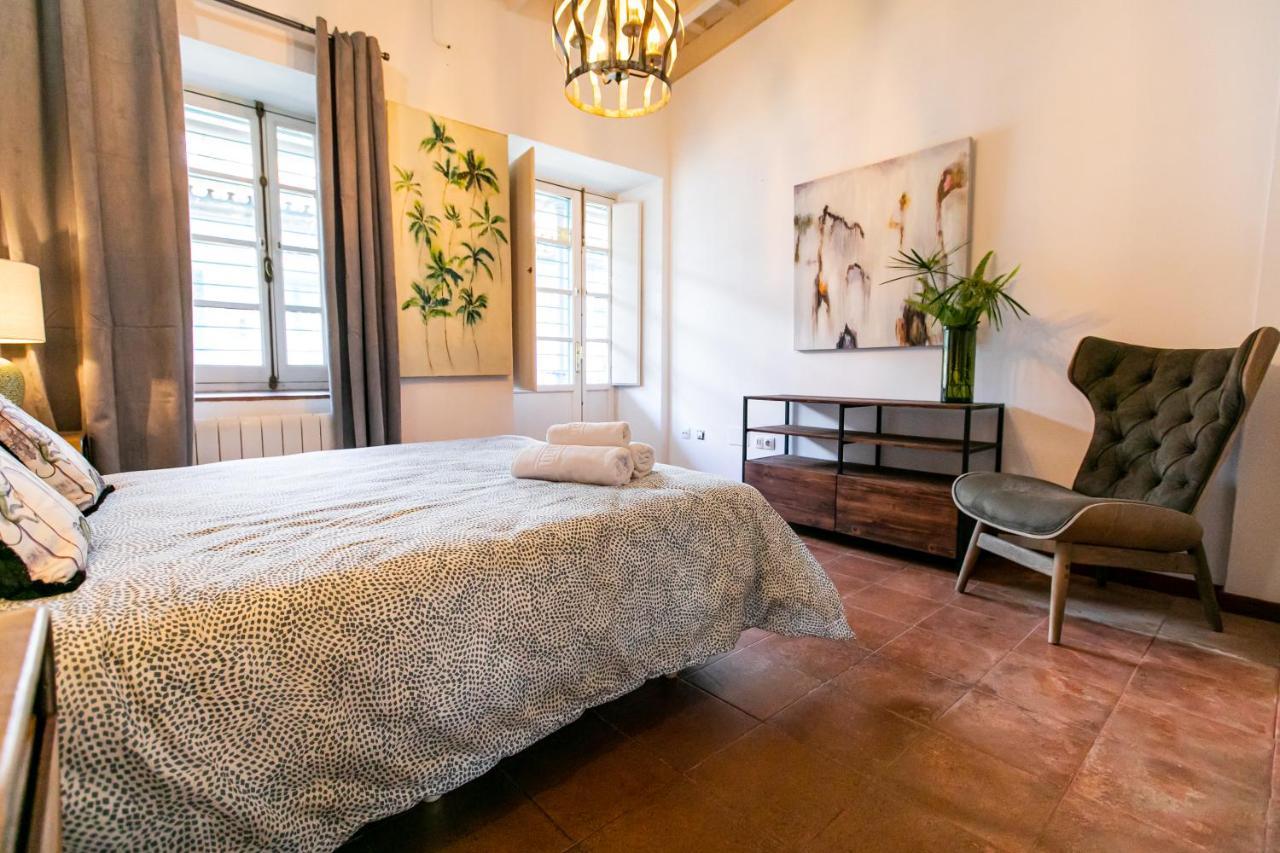 3 En Calle San Vicente. * Seville