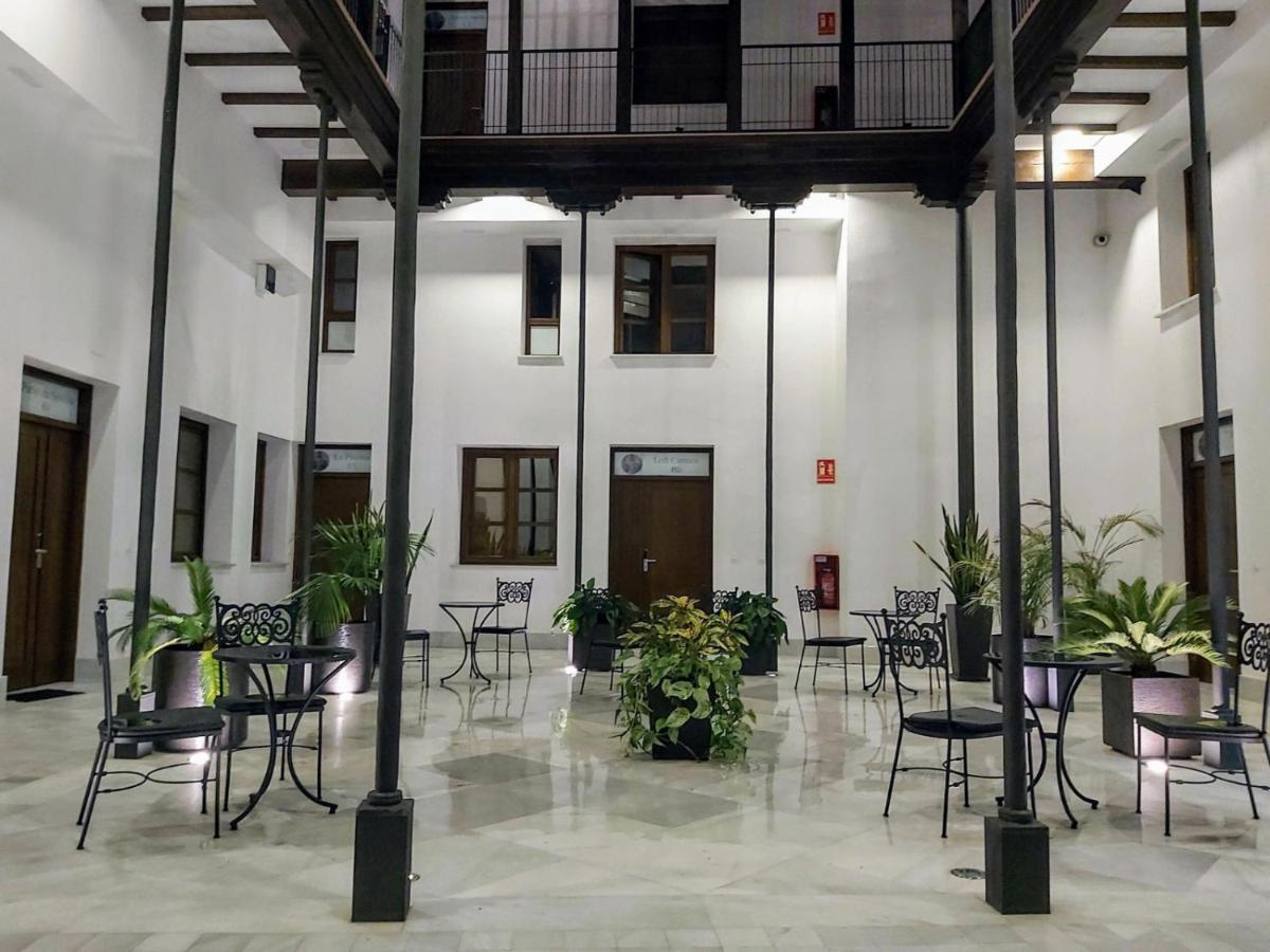 Palacio Del Siglo Xvii Frente A Jardines De Murillo Sevilla