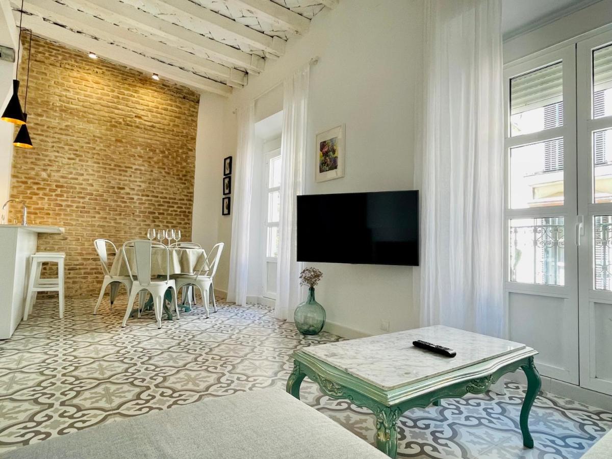 Modern In The Centre, La Alameda Apartment *