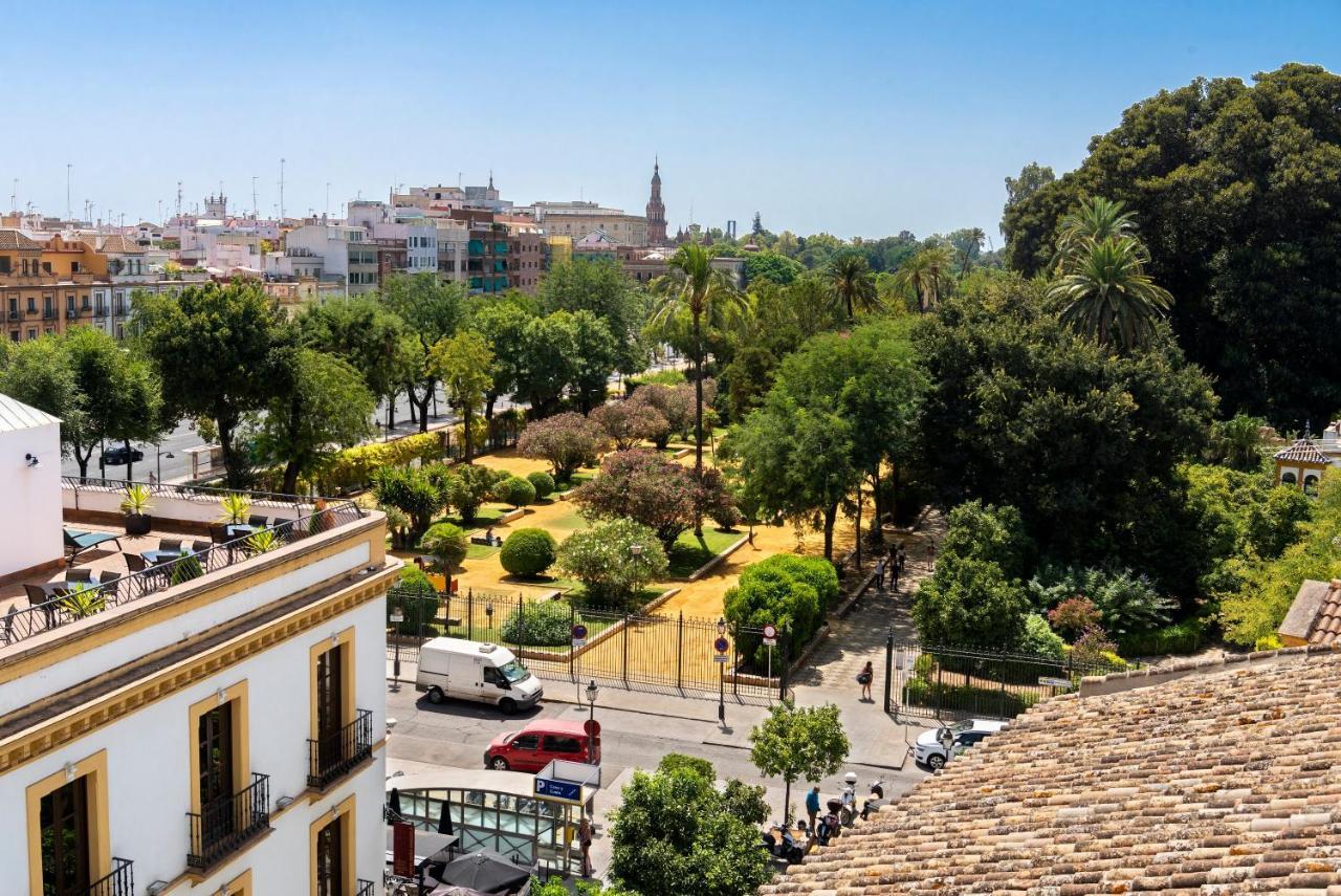 Palacio Del Siglo Xvii Frente A Jardines De Murillo Sevilla