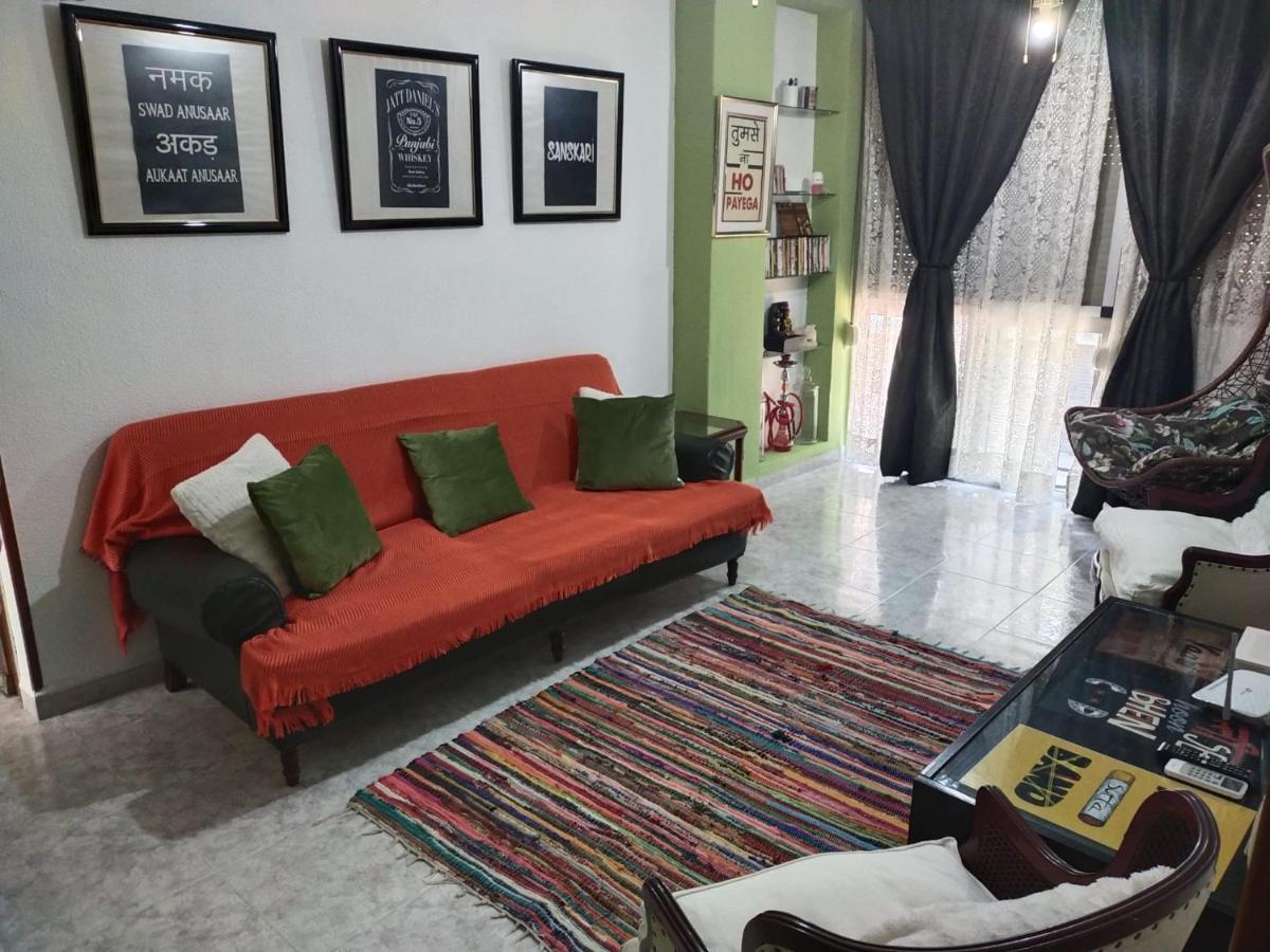 An Indian Bollywood Experience - For Families, Couples & Business Trips Apartamento *