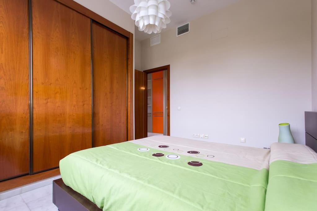 Apartamento Fibes Con Parking Gratis. Este. *