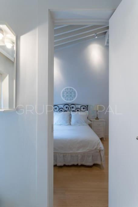 Ad10 Full House Near Cathedral By Antonia Diaz Street Sevilla