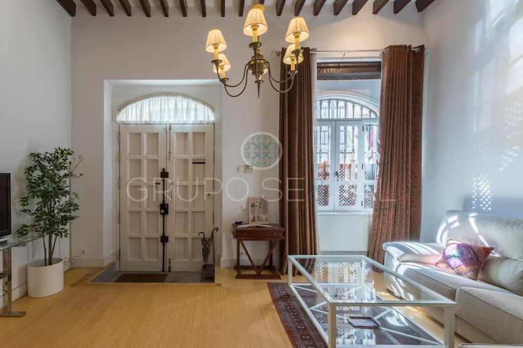 Ad10 Full House Near Cathedral By Antonia Diaz Street * Sevilla