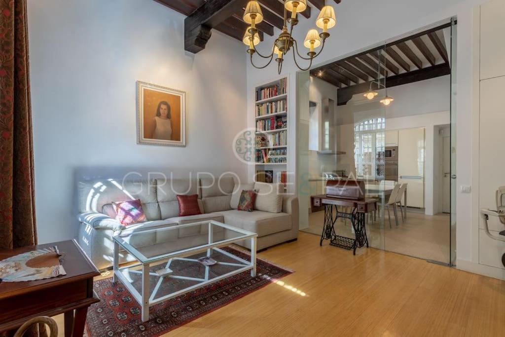 Ad10 Full House Near Cathedral By Antonia Diaz Street *