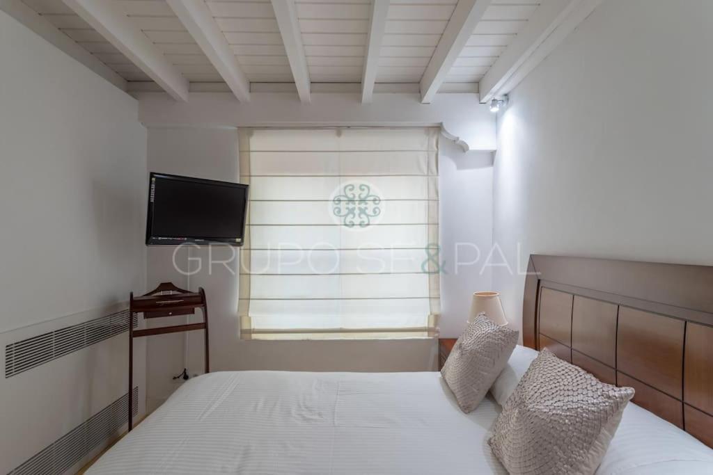 Ad10 Full House Near Cathedral By Antonia Diaz Street * Sevilla
