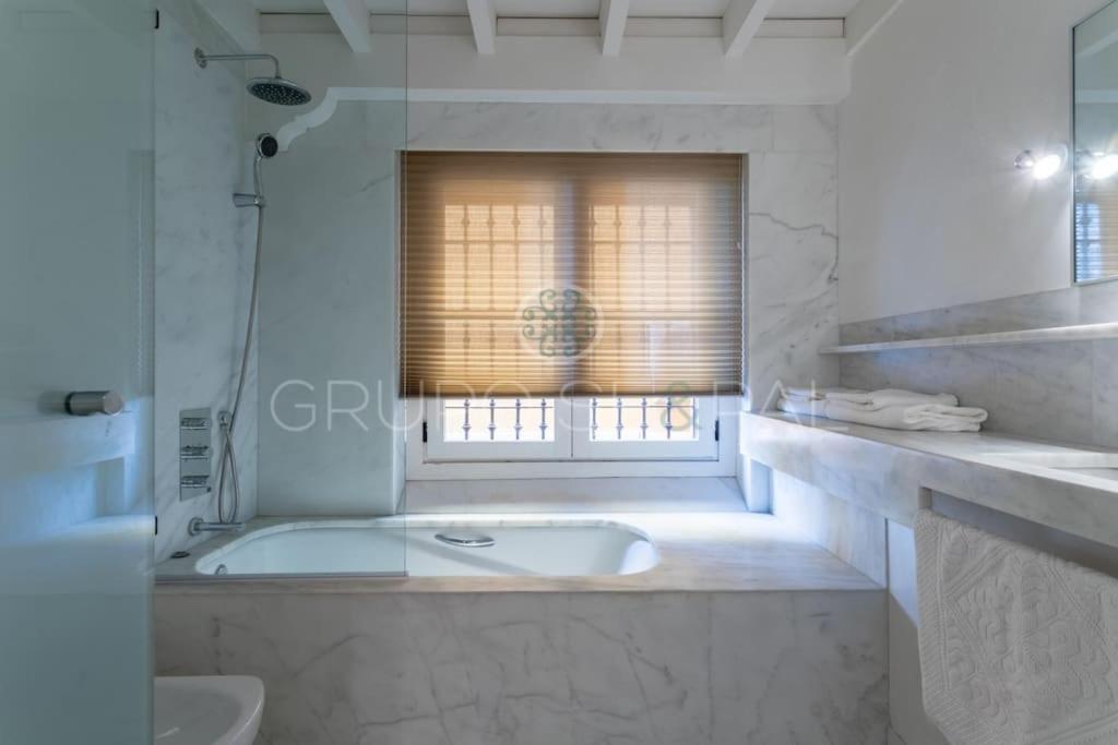 Ad10 Full House Near Cathedral By Antonia Diaz Street * Sevilla