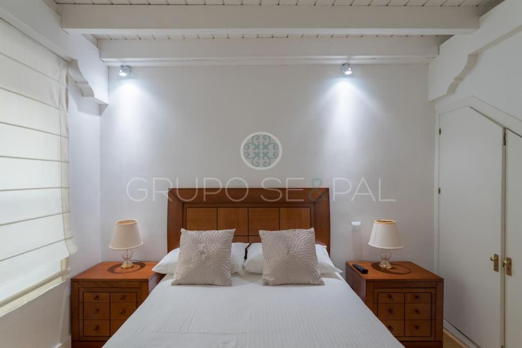 Ad10 Full House Near Cathedral By Antonia Diaz Street Sevilla