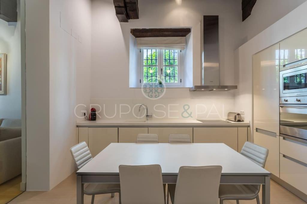 Ad10 Full House Near Cathedral By Antonia Diaz Street * Sevilla