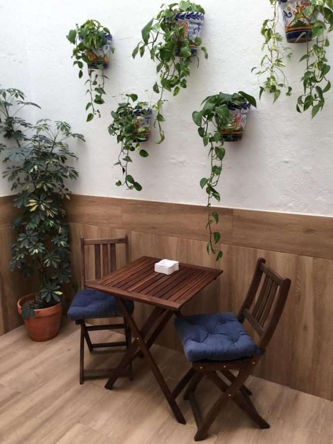 Street Apartment *