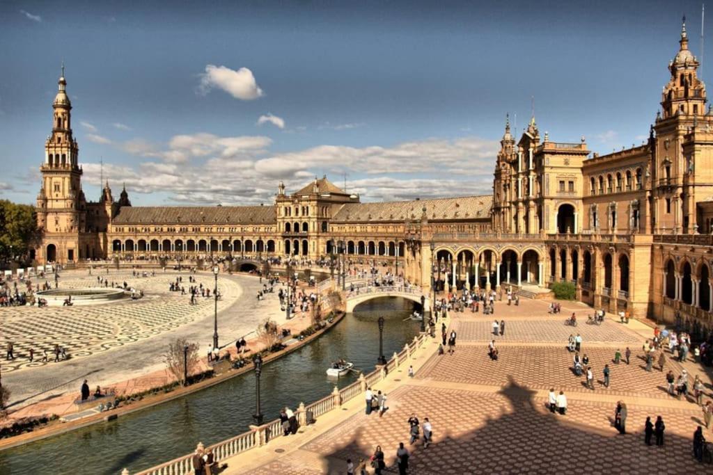 Tipico Y Pintoresco Patio De Vecinos, Con Encanto Seville