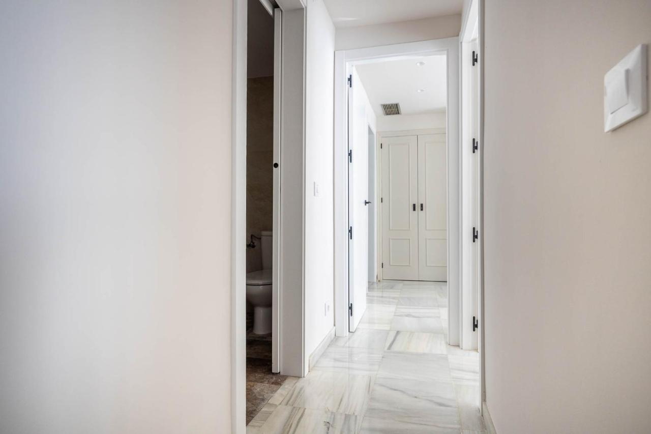 Apartamento Amplisimo De Diseno Nuevo En El Corazon De Triana, Parking Included *