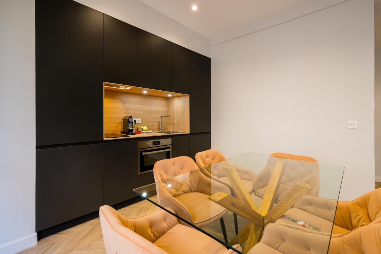 Elegant - 2 Bd 1 Bth - Center Apartment *