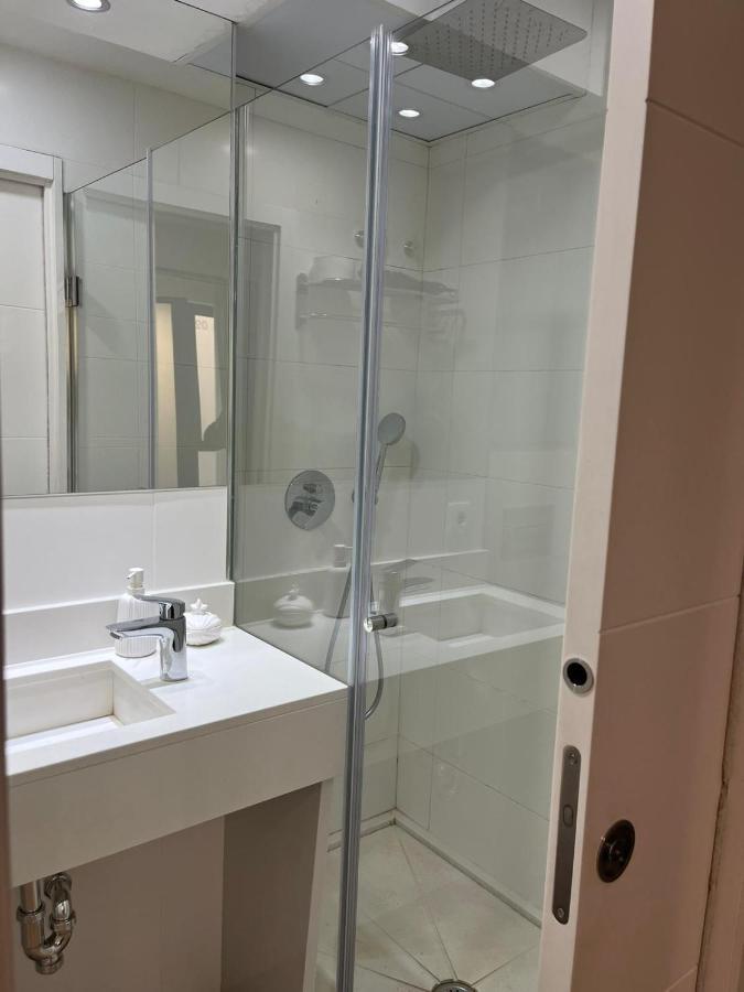 Deluxe Artemisa Sevilla