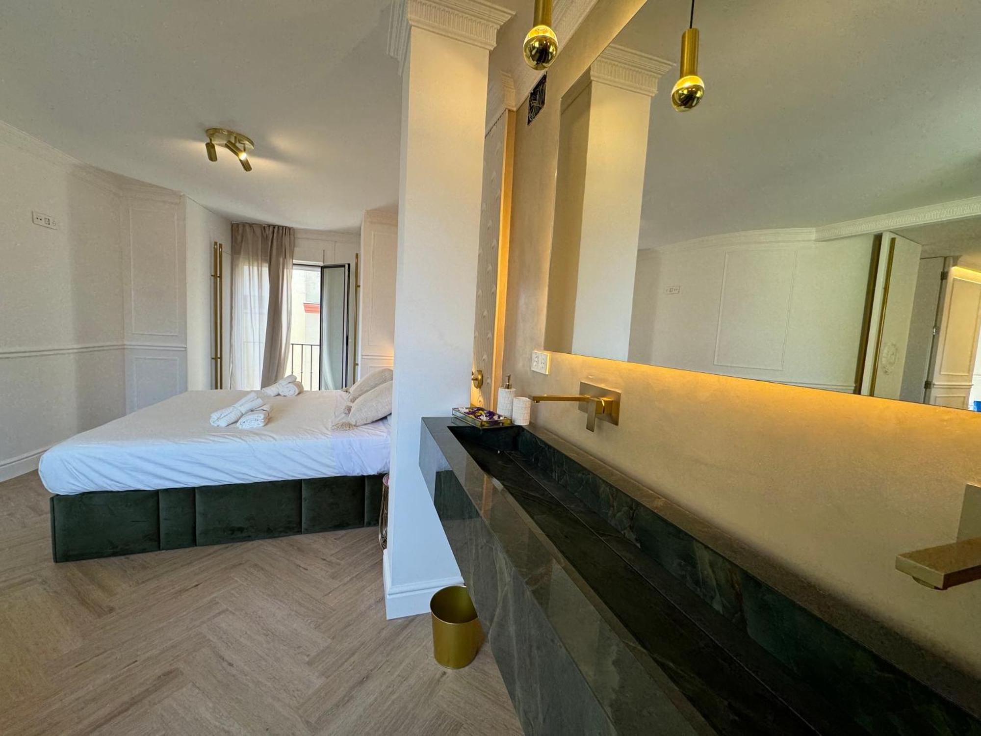 Luxury Cathedral Views In Apartamento Sevilla